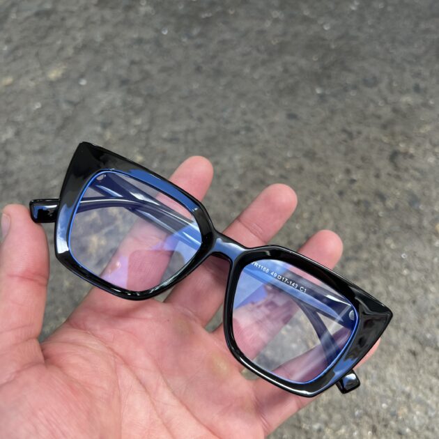 Lunettes reposant femmelv